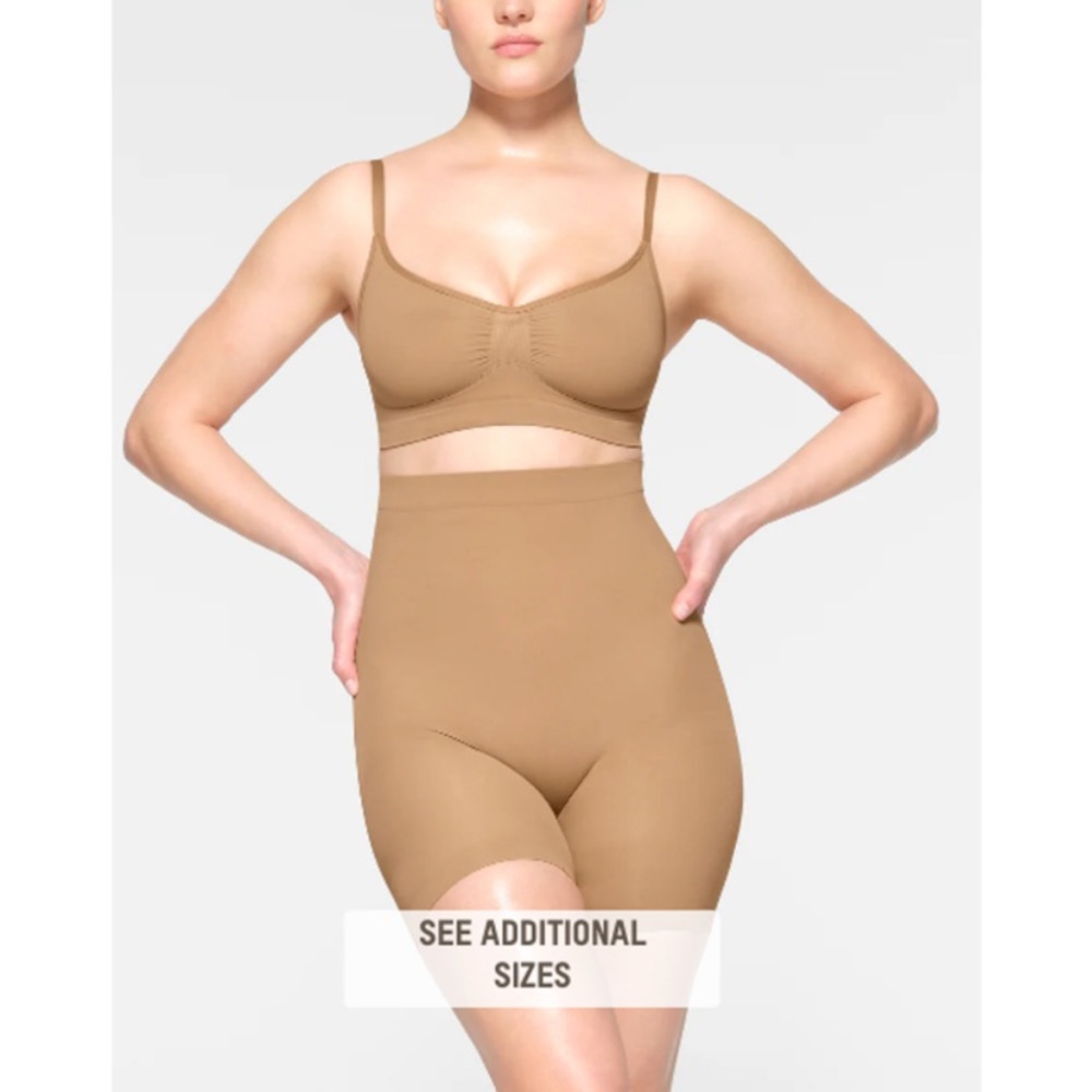SKIMS- NWOB SEAMLESS SCULPT MID THIGH SHORT - S/M